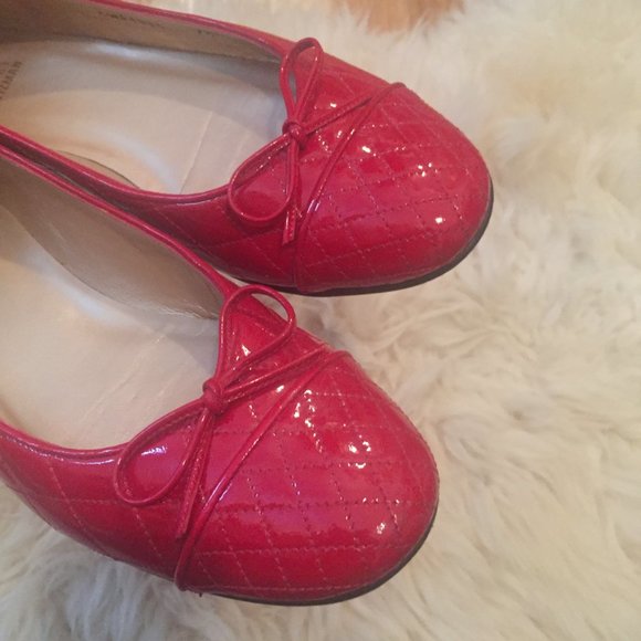 Stuart Weitzman Low Block Heel Cap Toes in Chanel Style Stitching - Picture 12 of 16